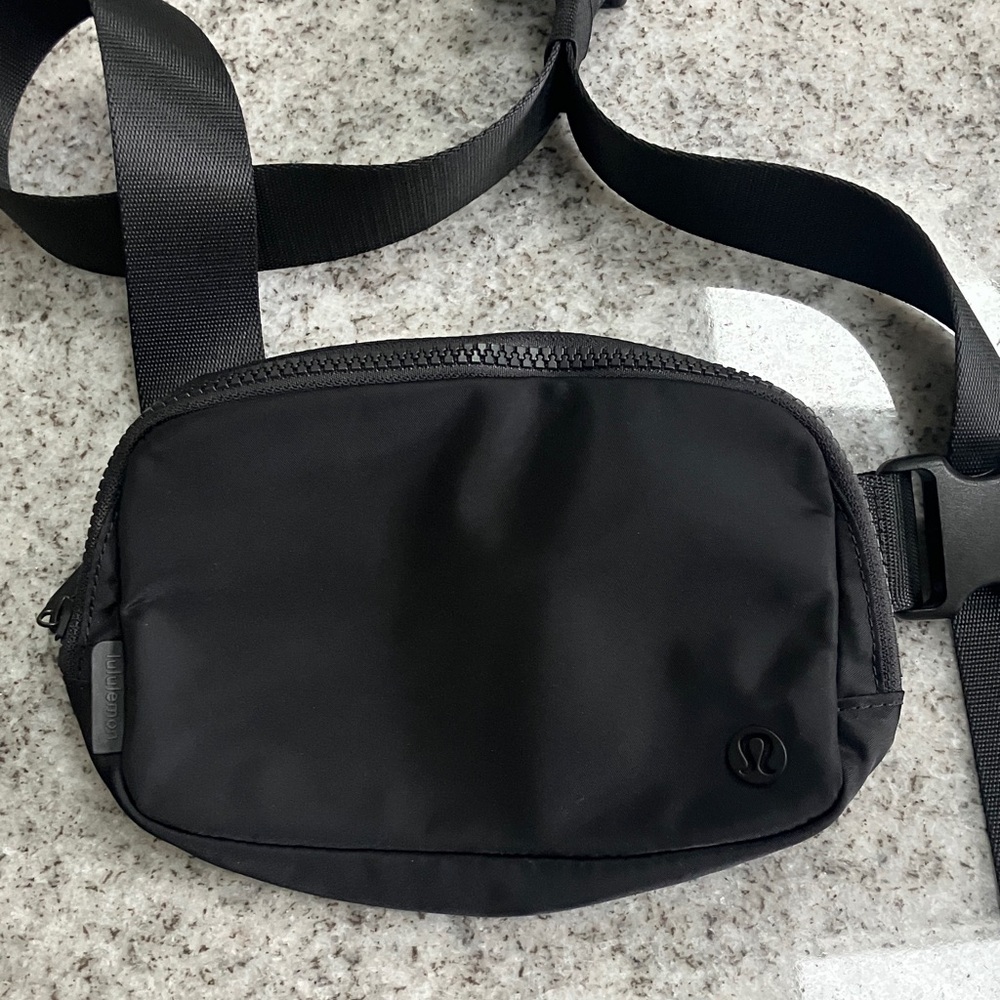 lululemon athletica Men's Black Belt Bag